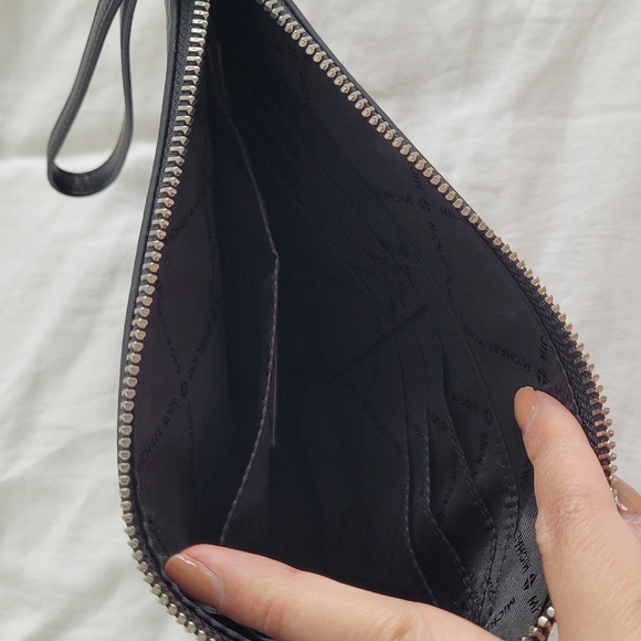 Michael kors wristlet - Picture 2 of 6